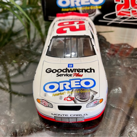 NASCAR Kevin Harvick #29 Oreo/Goodwrench 2001 Chevy Monte Carlo 1:24 Scale - Picture 4 of 11
